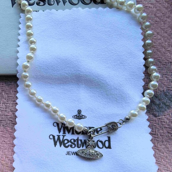 Women's Safety Pin Bas Relief Pearl Choker Necklace - Picture 5 of 6